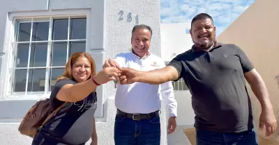 Entrega alcalde vivienda rescatada a pareja con discapacidad auditiva