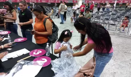 Entrega de uniformes escolares