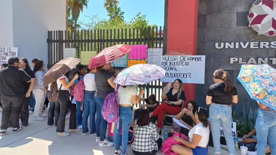 Alumnos de la UPN manifiestan su apoyo a maestra