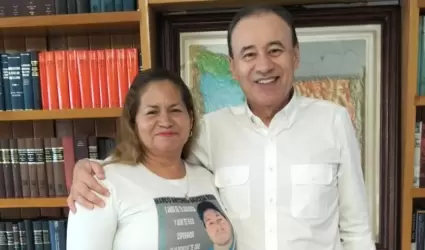 La madre buscadora Ceci Flores comparti una fotografa con el gobernador del es