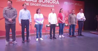 Entrega de reconocimientos a atletas.