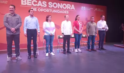 Entrega de reconocimientos a atletas.