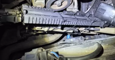 Armas atadas con cinchos de plstico al motor de un vehculo