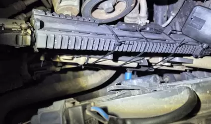 Armas atadas con cinchos de plstico al motor de un vehculo