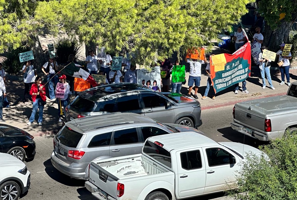 Llevan trabajadores del Poder Judicial protesta a la garita en Nogales