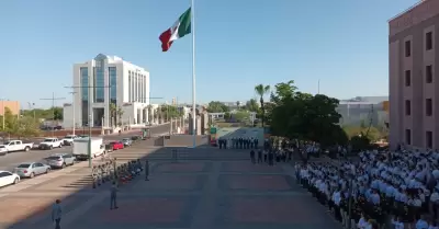 Iniciaron las ceremonias de izamiento de bandera, en la explanada del Centro de