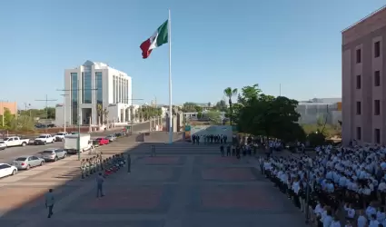 Iniciaron las ceremonias de izamiento de bandera, en la explanada del Centro de