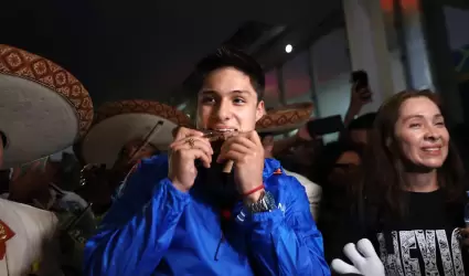 Osmar Olvera con sus medallas