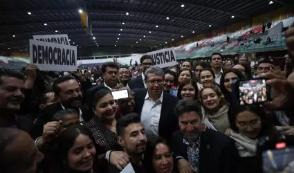 Diputados de Morena encabezados por el coordinador Ricardo Monreal festejan la a