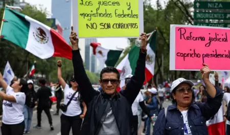 Trabajadores del Poder Judicial protestan frente al Senado de la Repblica