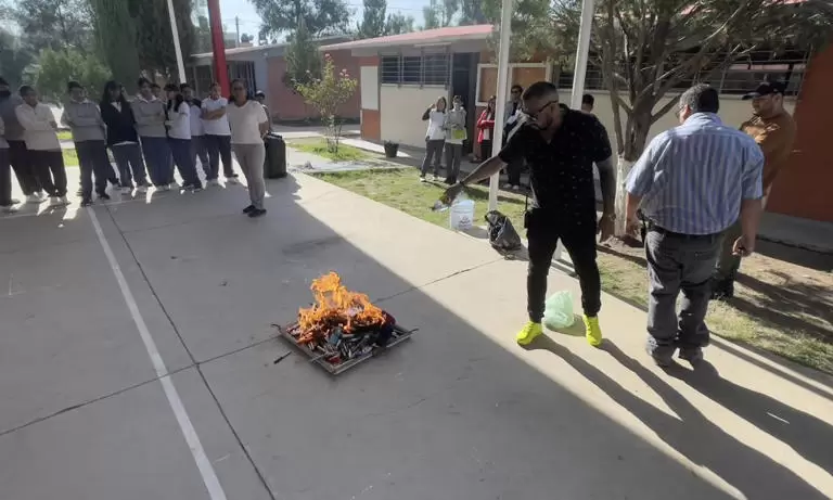 Quema de artculos decomisados a alumnos en secundaria de Durango