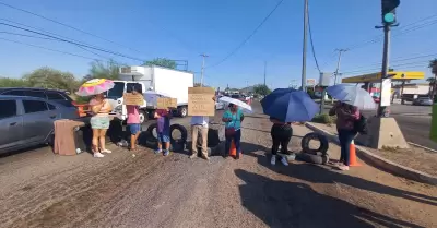 Bloqueo vial de vecinos de la colonia El Mirador