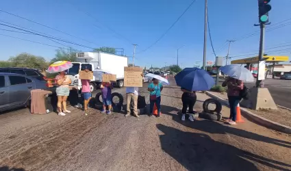 Bloqueo vial de vecinos de la colonia El Mirador