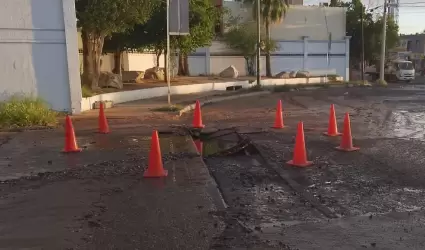 Ruptura de tubera de agua en Las Lomas