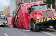 VIDEO Socavn "se traga" camin y camioneta con familia