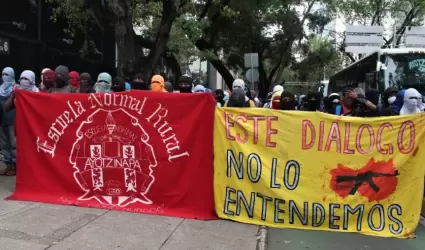 Los padres y madres de los 43 normalistas desaparecidos de Ayotzinapa realizaron