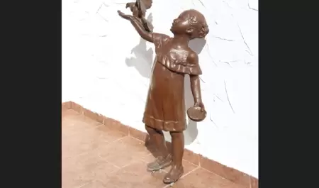 escultura Nia con Paloma