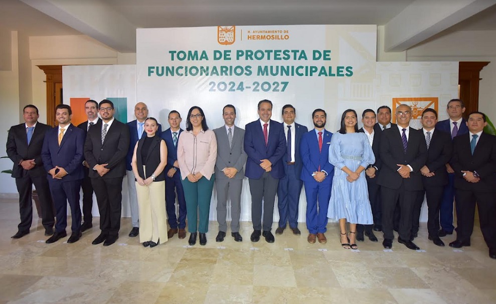 Toma protesta alcalde a nuevos funcionarios municipales Uniradio