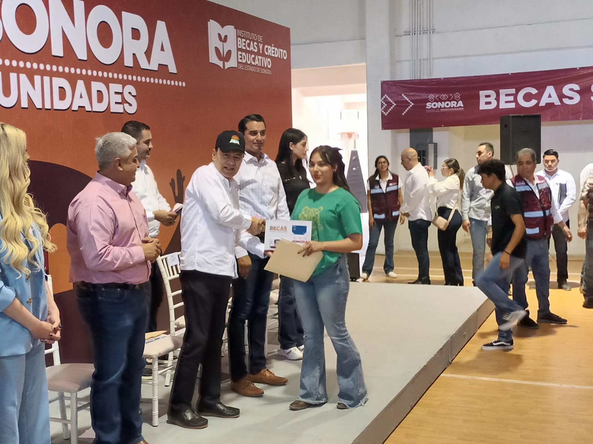 Entregan becas Sonora de Oportunidades a 584 beneficiarios en