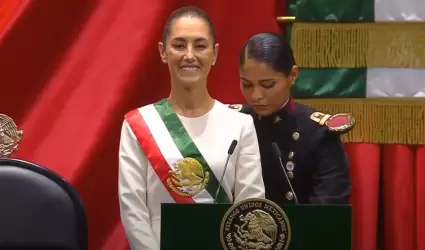 Claudia Sheinbaum con la banda presidencial