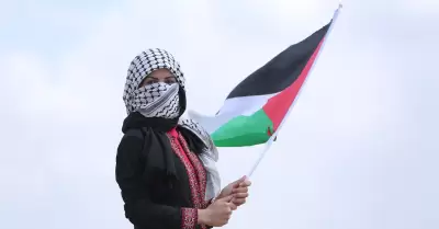 Mujer con bandera de Palestina