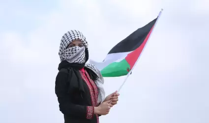 Mujer con bandera de Palestina