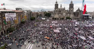 Simpatizantes esperan a la presidenta Claudia Sheinbaum Pardo en el Zcalo