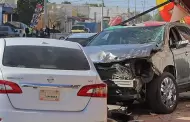 Conductor de camioneta se sube a banqueta, arrolla a dos personas y choca dos autos