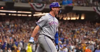 Pete Alonso bate un jonrn de tres carreras en la novena entrada