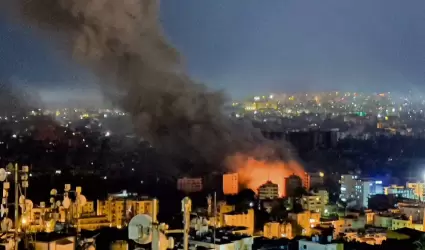 Columnas de humo y llamas se vieron en Dahiyeh, en Beirut, la capital libanesa, 