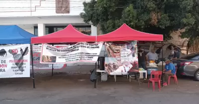 Galleros en plantn frente al Congreso del Estado