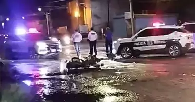 Pareja de motociclistas fue embestida por un auto sedn