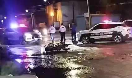 Pareja de motociclistas fue embestida por un auto sedn