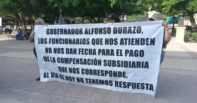 Manifestacin de viudas de policas frente a Palacio de Gobierno