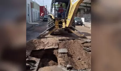 Ruptura de tubera de agua en el Centro de Hermosillo