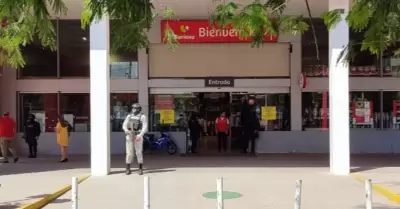 Hombre se resguarda en sanitarios de supermercado al ser perseguido por hombres 