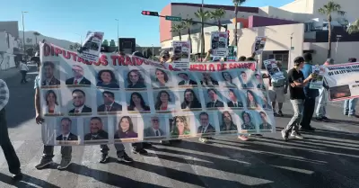 Bloqueo vial hecho por galleros