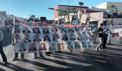 Bloqueo vial hecho por galleros