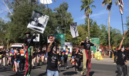 Tradicional procesin del Da de Muertos en la Unison