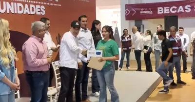 Entregan becas Sonora de Oportunidades en Unisierra