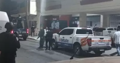 Hombres armados disparan contra instalaciones del peridico El Debate, en Culiac