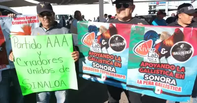 Marcha en protesta por la prohibicin de la pelea de gallos