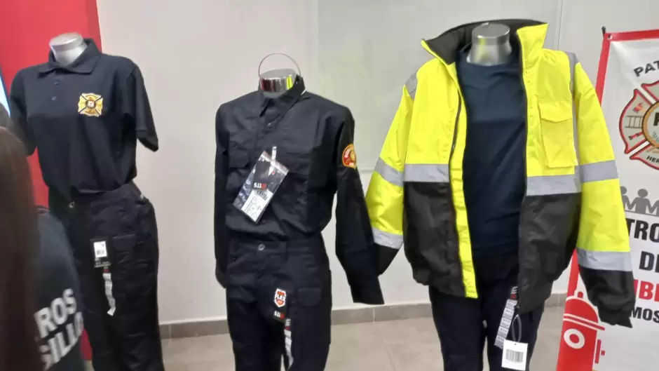 Uniformes entregados a bomberos