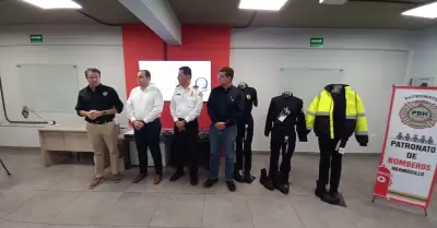 Entrega de uniformes a Bomberos