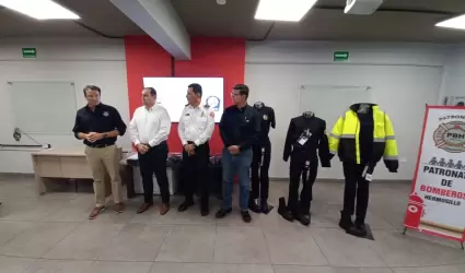 Entrega de uniformes a Bomberos