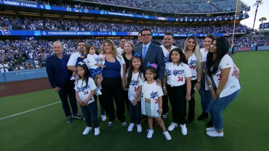 Fernando Valenzuela acompaado de su familia el da del retiro del nmero 34