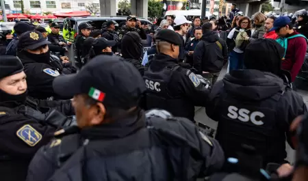 Policas encapsulan a trabajadores del Poder Judicial que se manifiestan en la P