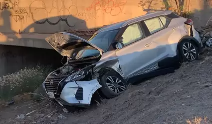 Vehculo cae a canal del Lzaro Crdenas tras participar en choque