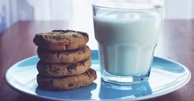 Galletas y vaso de leche