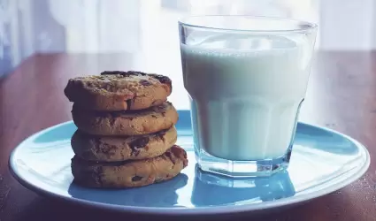 Galletas y vaso de leche